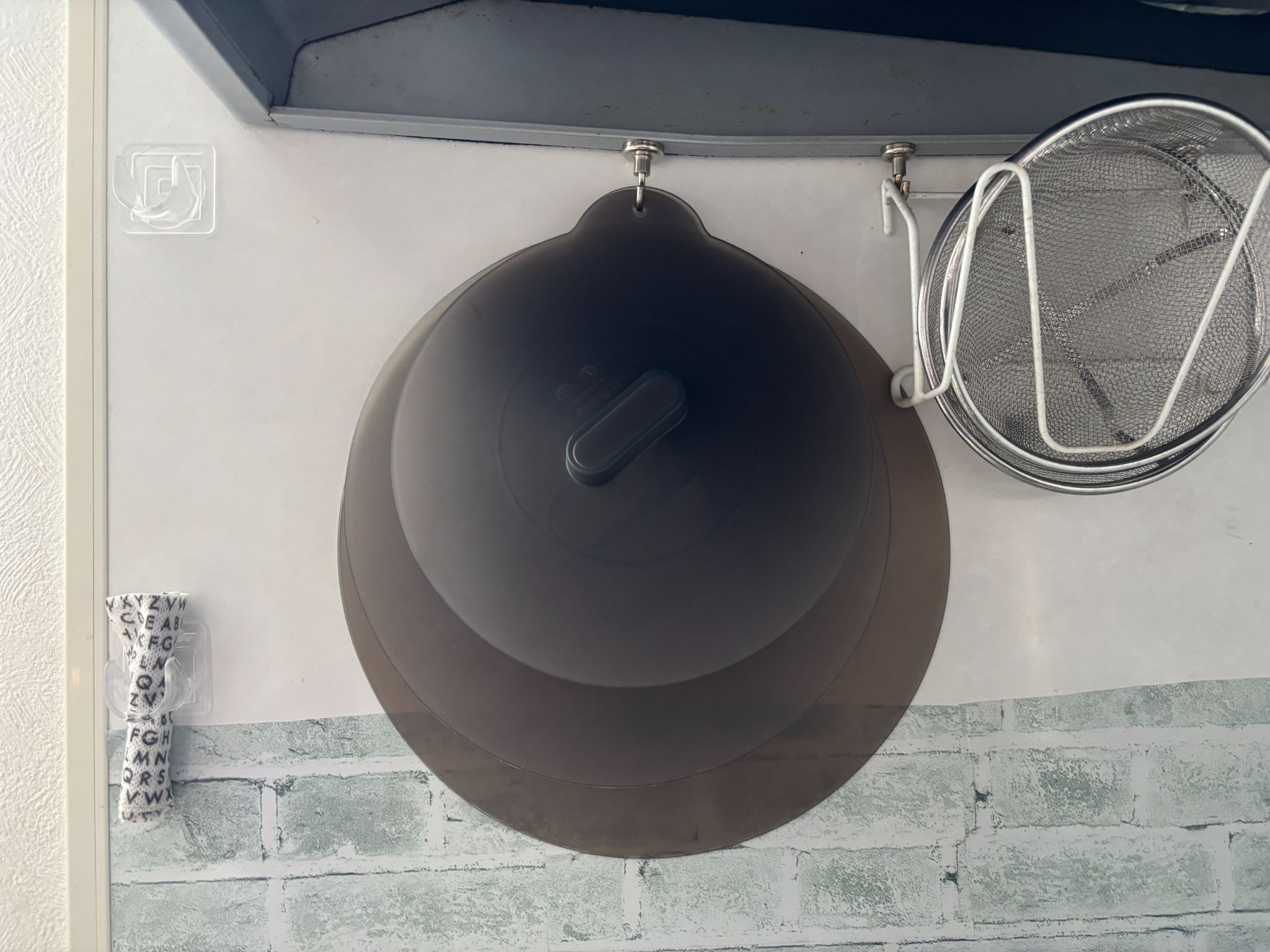 鍋やフライパンなど、さまざまな大きさにフィット！軽くて優秀なIKEAの「シリコン製ふた3点セット」のイメージ